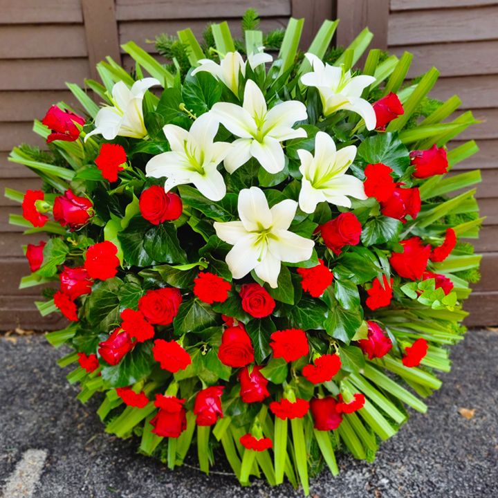 Álló koszorú királyliliommal, piros szegfűvel és bordó rózsával