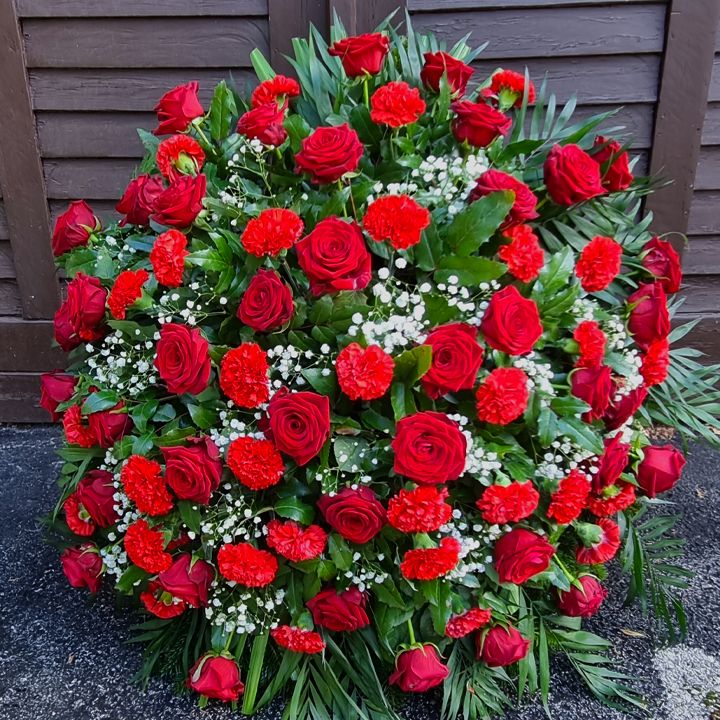 álló koszorú bordó virágokkal