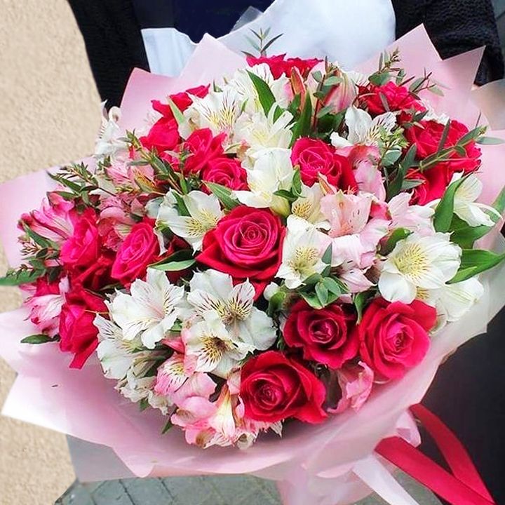 Gömbcsokor rózsával és alstromériával - KÖZEPES MÉRET