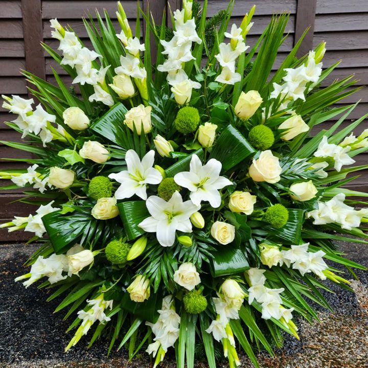 Óriás álló koszorú fehér színvilágban