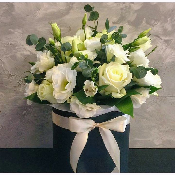 Virágbox fehér virágokkal