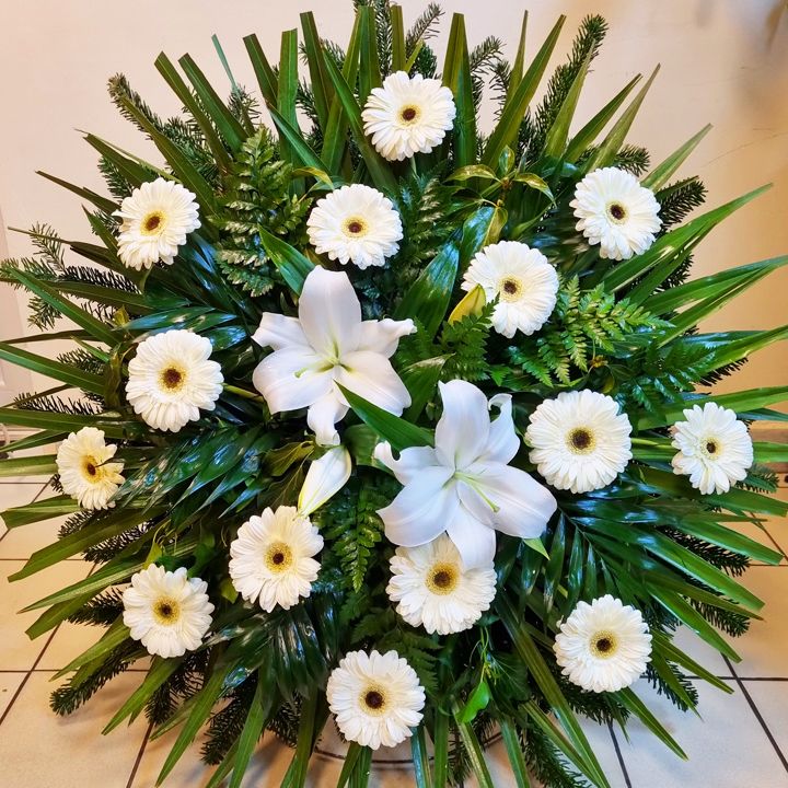 Álló koszorú fehér liliom és gerbera díszítéssel