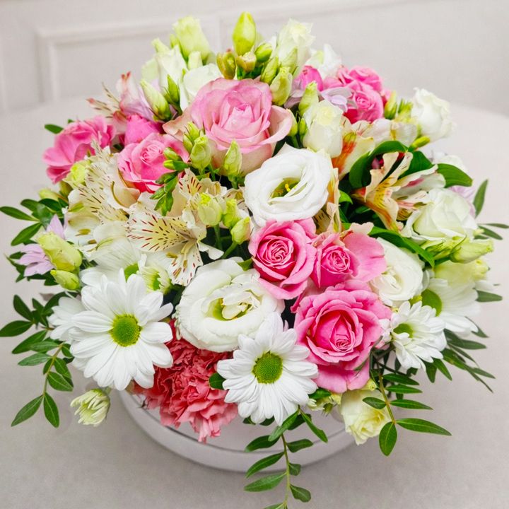 rózsaszín-fehér árnyalatú virágbox