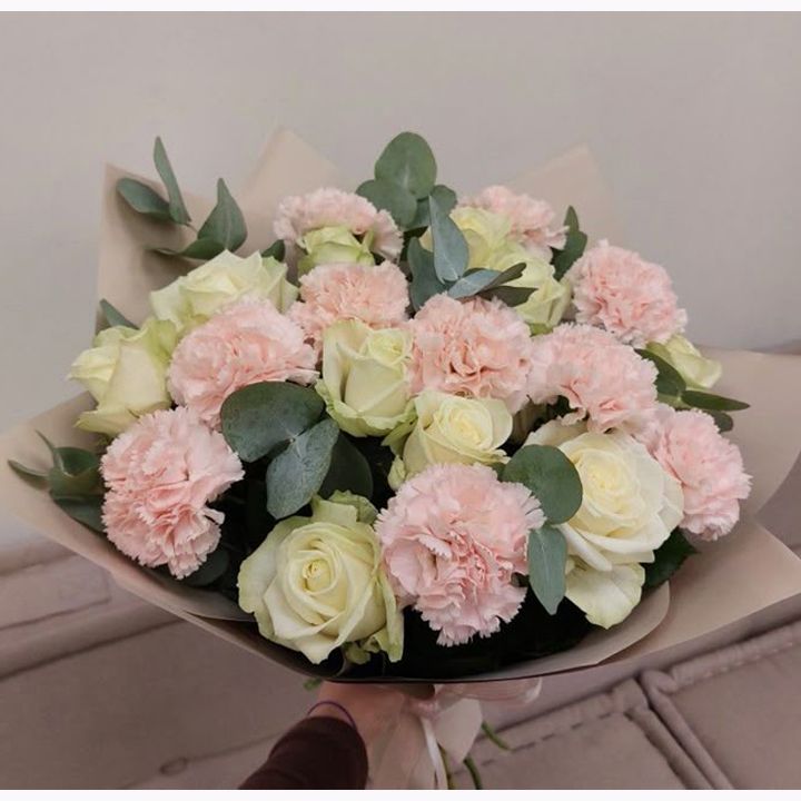 Gömbcsokor szegfűvel és rózsával