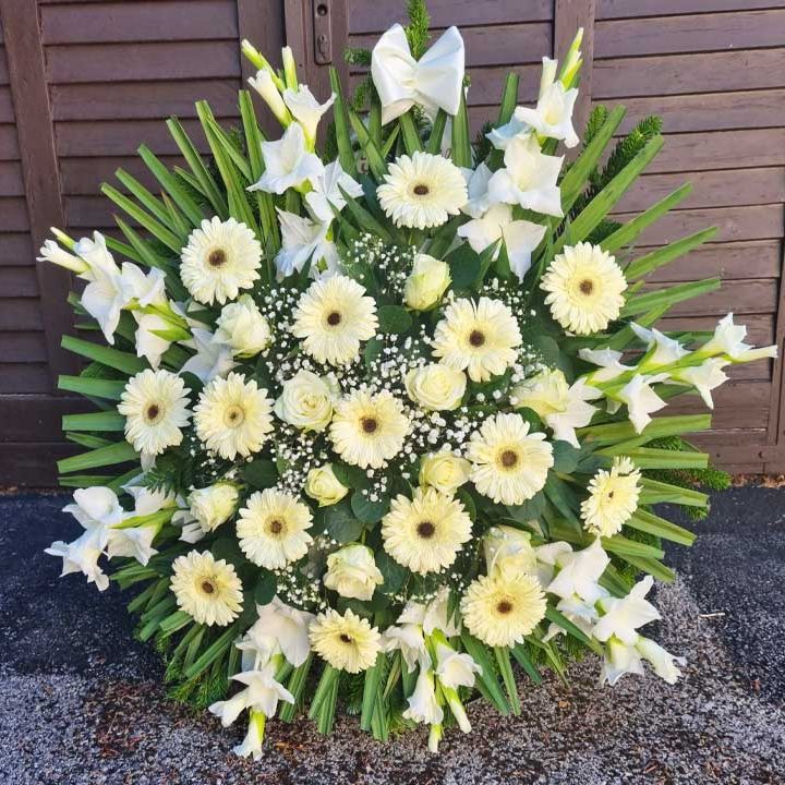 Álló koszorú fehér Királyliliommal, rózsával és kardvirággal