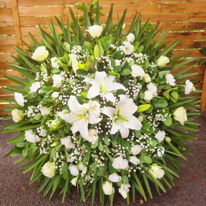 Álló koszorú királyliliommal, rózsával és lisianthusszal