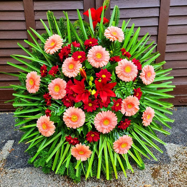 Álló koszorú bordó ázsiai liliommal, krizantémmal és rózsaszín gerberával