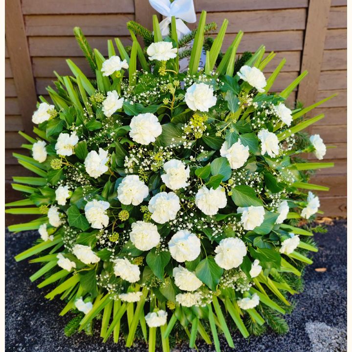 Álló koszorú fehér szegfűvel