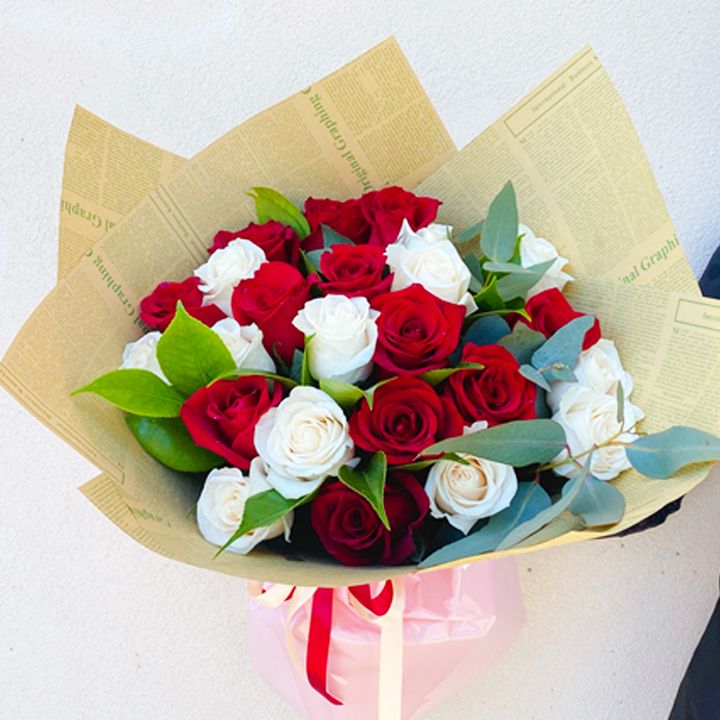 Bordó és fehér rózsacsokor - KÖZEPES MÉRET