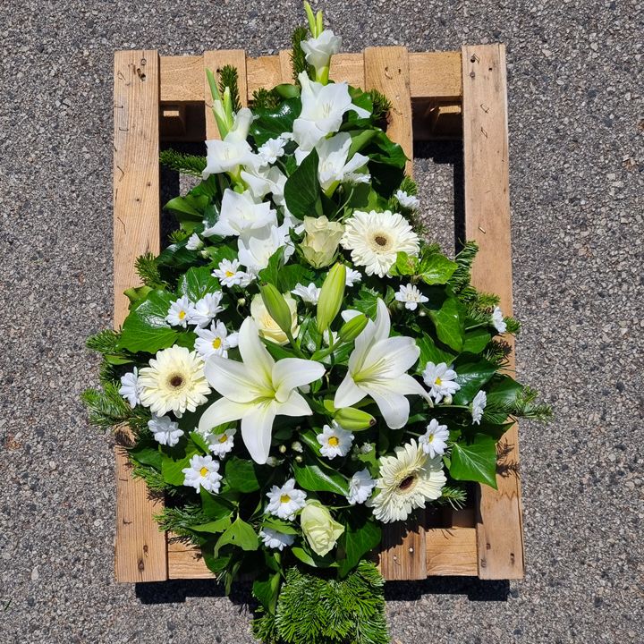 Sírcsokor fehér vegyes virágokkal