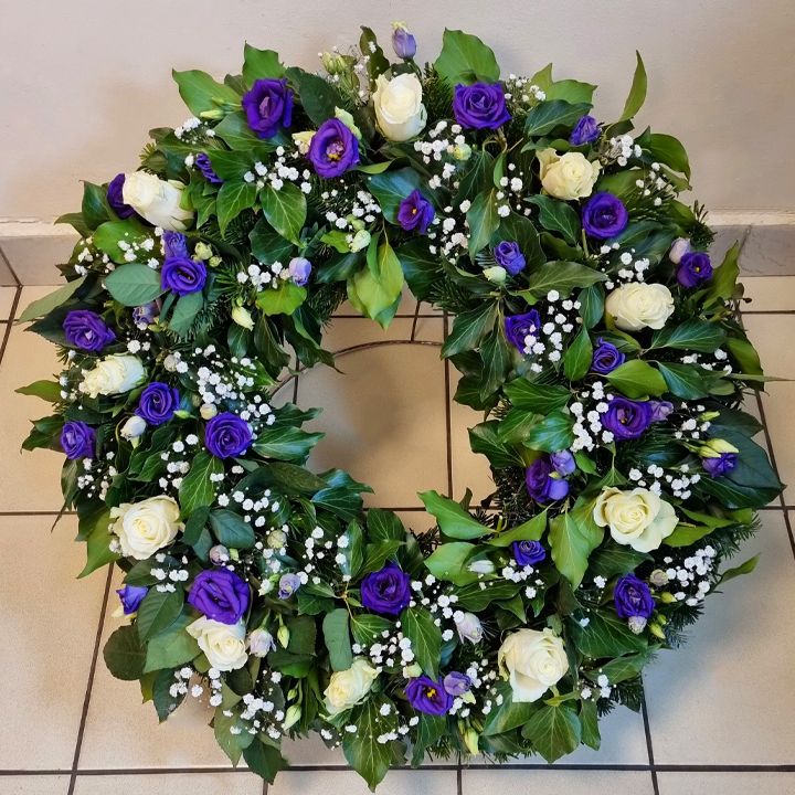Görög koszorú lila lisianthusszal és fehér rózsával