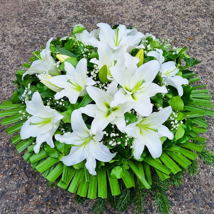 Fekvő koszorú fehér királyliliommal