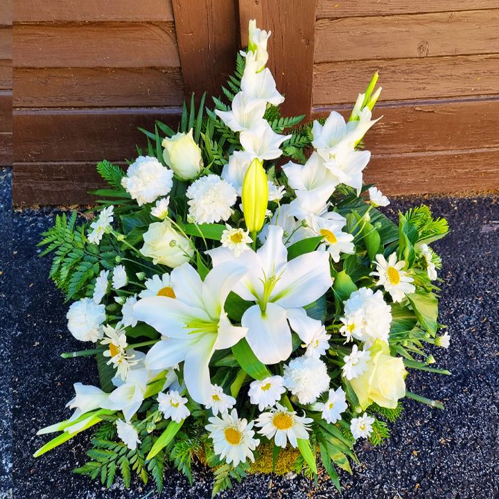 fekvő koszorú fehér virágokkal