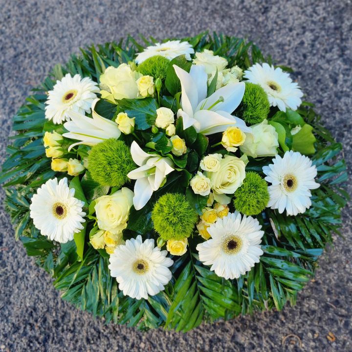 Fekvő koszorú királyliliommal, gerberával, pompom szegfűvel, rózsafélékkel, chamaedora levéllel