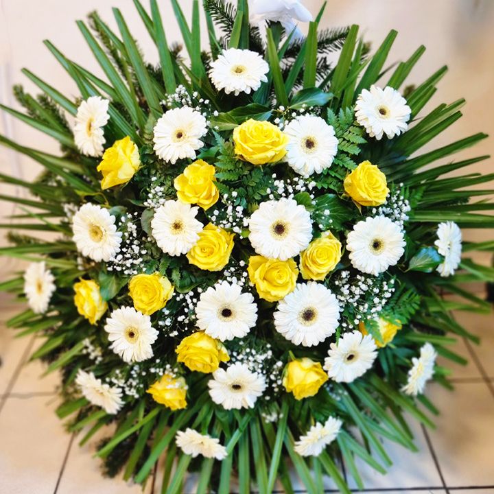 Álló koszorú fehér gerberával és sárga rózsával