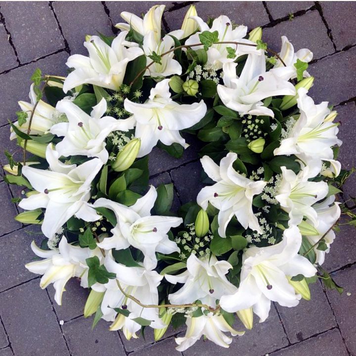 Görög koszorú fehér királyliliommal
