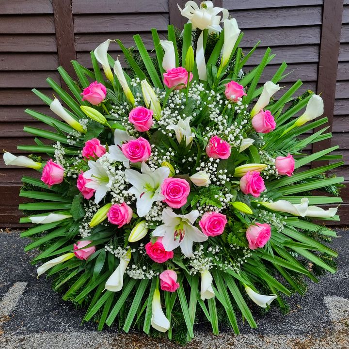 Álló koszorú rózsaszín rózsa, királyliliom és kála virágokkal