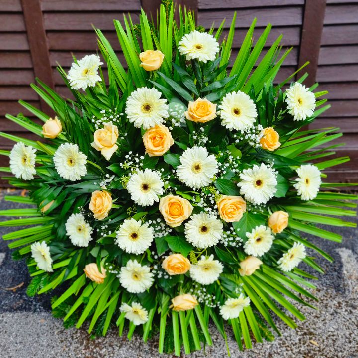 Álló koszorú fehér gerbera és barack rózsa virágokkal