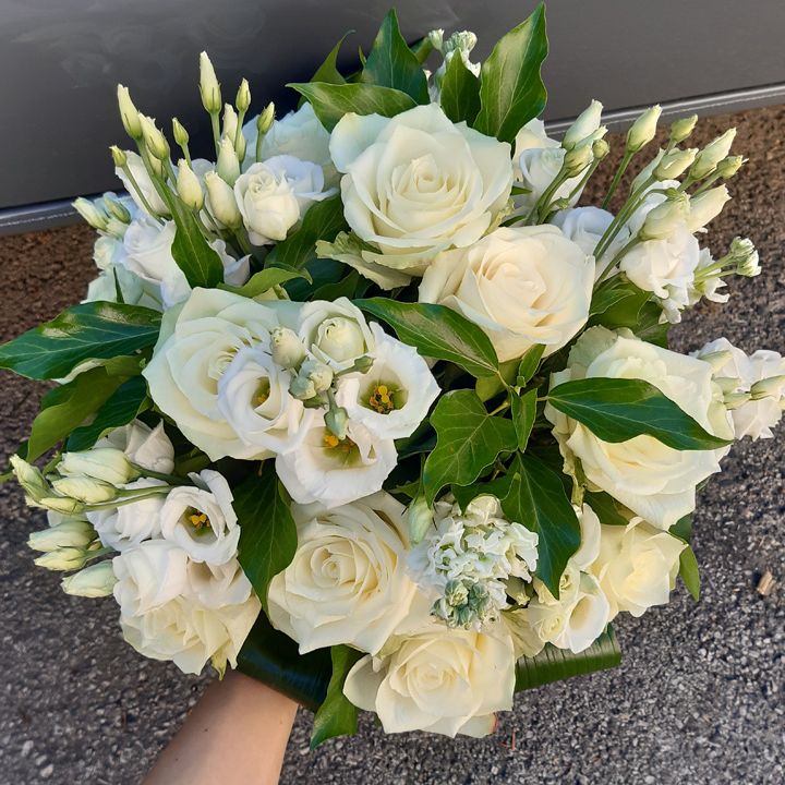 Fehér, laza gömbcsokor - KÖZEPES MÉRET