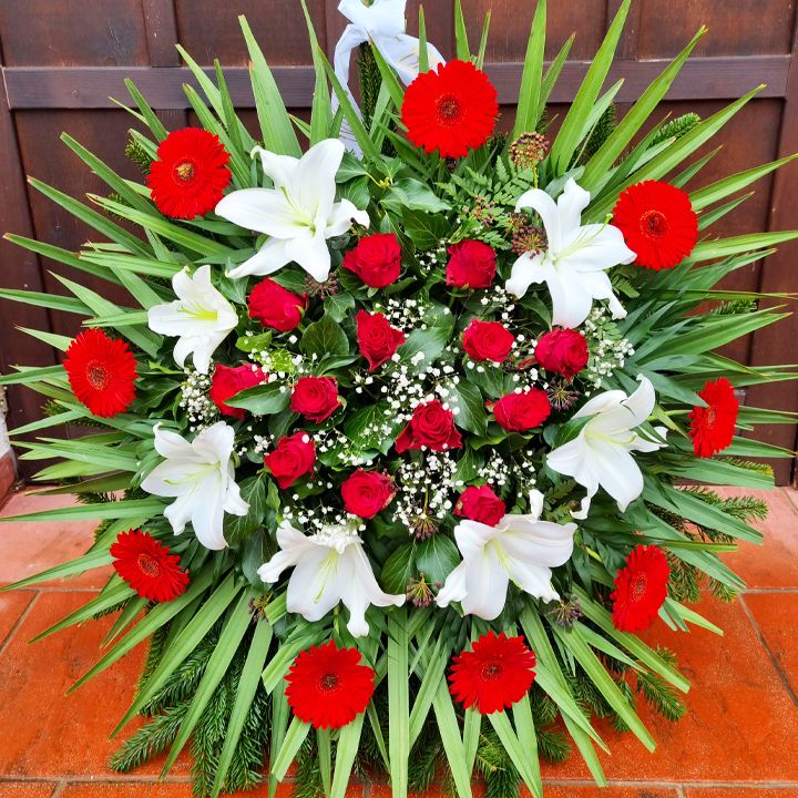 Álló koszorú bordó rózsával, fehér királyliliommal és piros gerberával