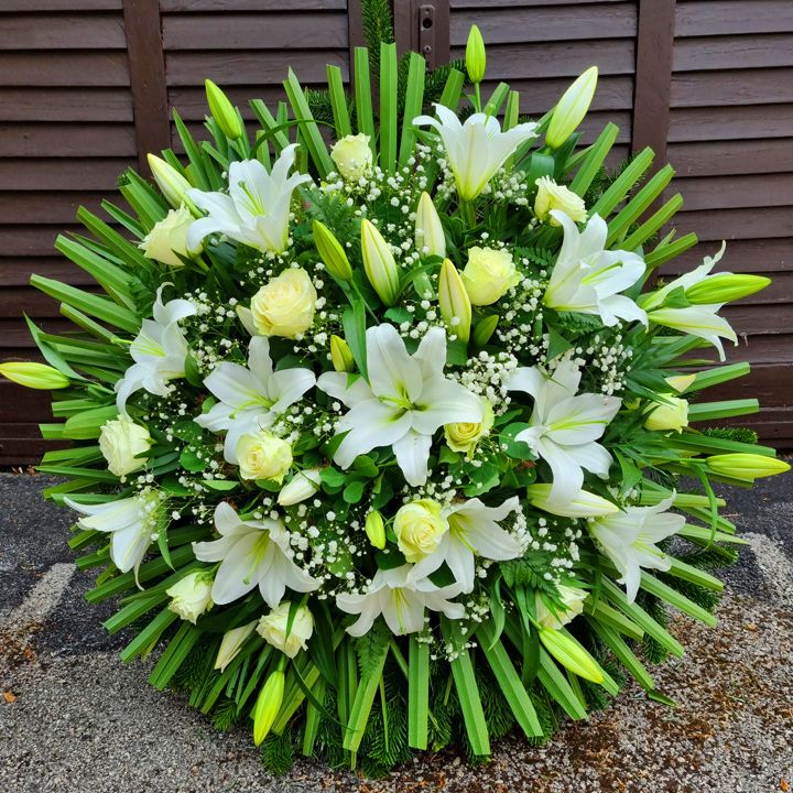 Álló koszorú Királyliliommal és rózsával fehér színben