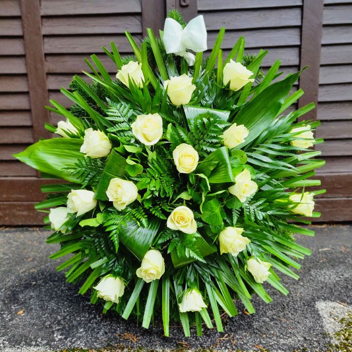 Kis álló koszorú fehér rózsából