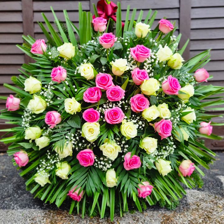 Álló koszorú fehér és rózsaszín rózsával