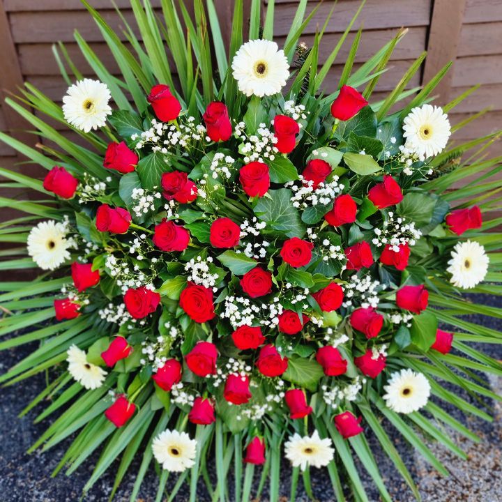 Álló koszorú bordó rózsával és fehér gerberával