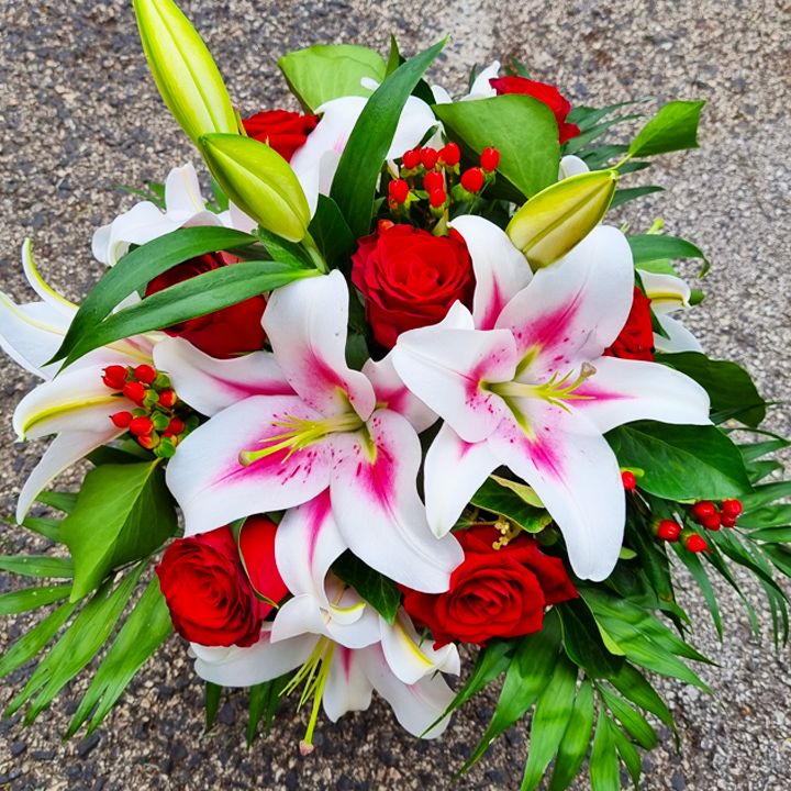 Gömbcsokor bordó rózsával és királyliliommal - KICSI MÉRET