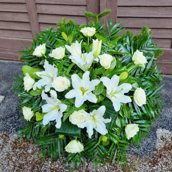 Közepes méretű álló koszorú fehér virágokkal