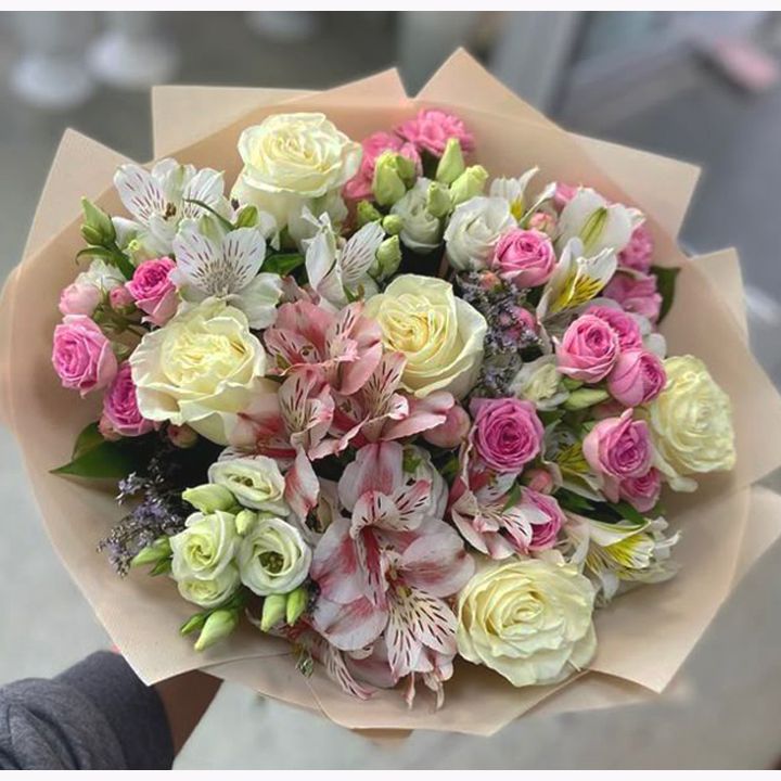 púderszínű gömbcsokor